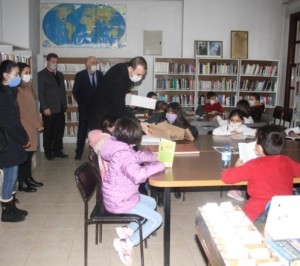 Kaymakam Fatih Çevik ,Çocuklara Kitap Hediye etti